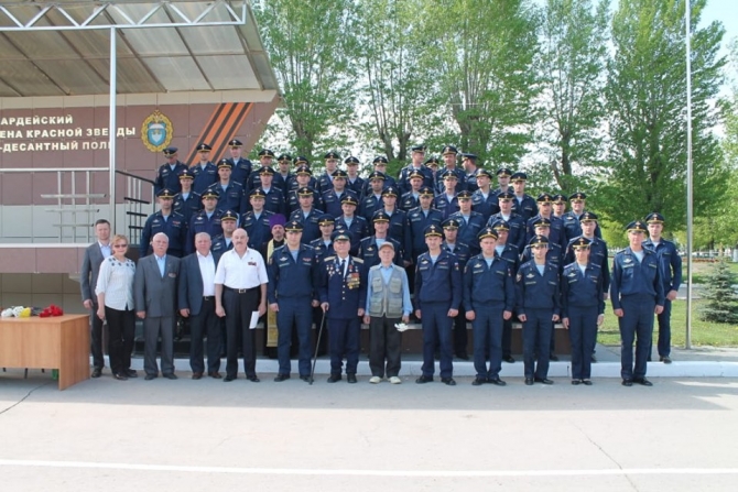 Поздравление с Днем Победы личного состава гвардейского 137 парашютно-десантного полка